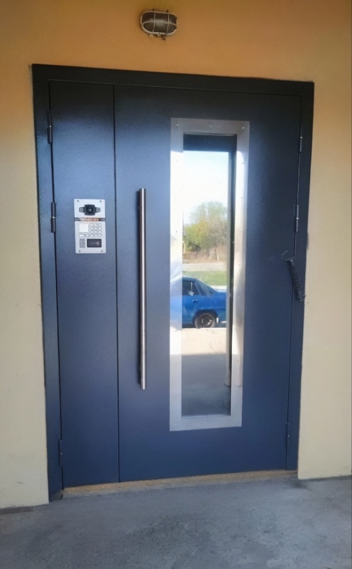 Полуторная остекленная дверь в МКД