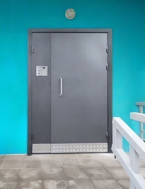 Серая подъездная дверь