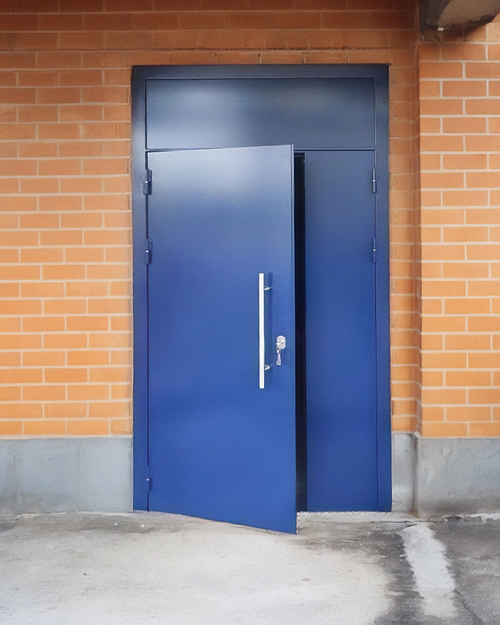 Дверь синего цвета