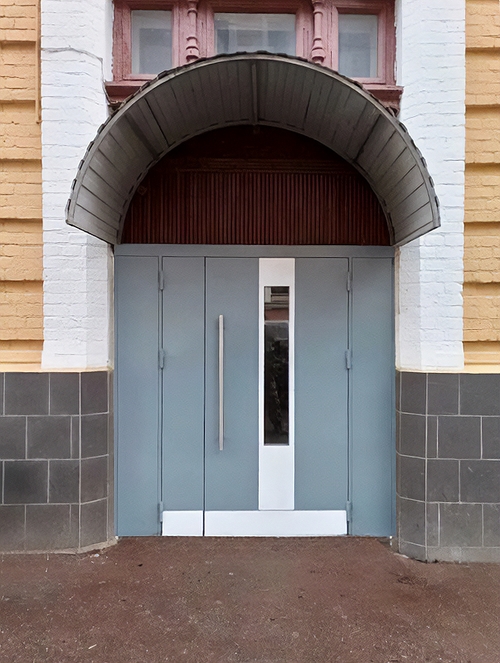 Подъездная серая дверь
