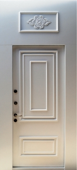 Парадная дверь с отделкой массивом дерева с резьбой