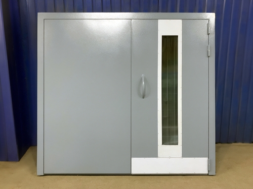 Дверь с отбойником и стеклом