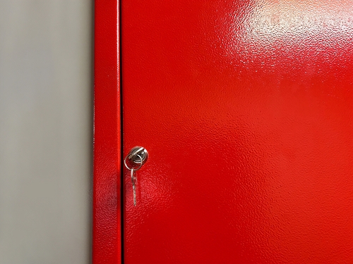 Красный ревизионный люк