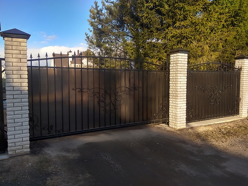 Фото откатных ворот с поликарбонатом