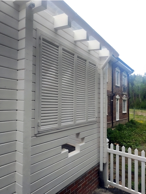 Установленные ставни на окна