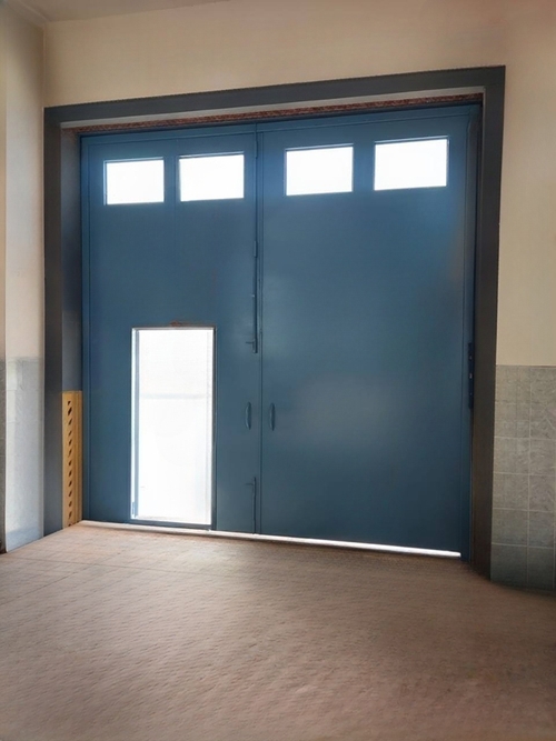 Ворота голубого цвета